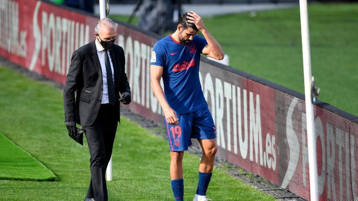 VIGO, SPAIN - OCTOBER 17: Diego Costa of Atletico de Madrid reacts with an injury during the La Liga Santander match between RC Celta and Atletico de Madrid at Abanca-Balaídos on October 17, 2020 in Vigo, Spain. Football Stadiums around Europe remain empty due to the Coronavirus Pandemic as Government social distancing laws prohibit fans inside venues resulting in fixtures being played behind closed doors. (Photo by Octavio Passos/Getty Images)