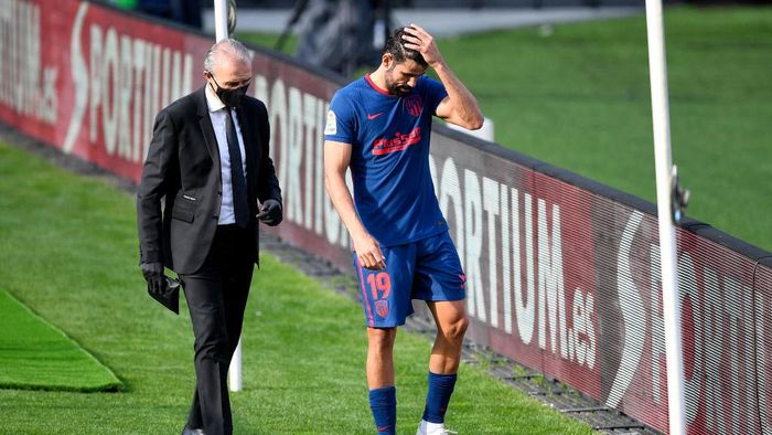 1280756583 VIGO, SPAIN - OCTOBER 17: Diego Costa of Atletico de Madrid reacts with an injury during the La Liga Santander match between RC Celta and Atletico de Madrid at Abanca-Balaídos on October 17, 2020 in Vigo, Spain. Football Stadiums around Europe remain empty due to the Coronavirus Pandemic as Government social distancing laws prohibit fans inside venues resulting in fixtures being played behind closed doors. (Photo by Octavio Passos/Getty Images)