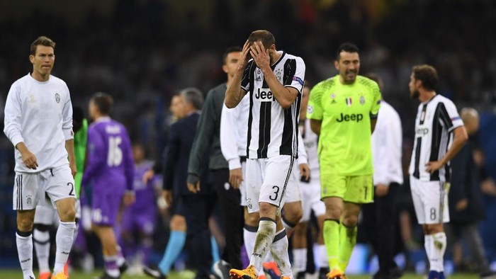 CARDIFF, WALES - JUNE 03:  Giorgio Chiellini of Juventus is dejected after the UEFA Champions League Final between Juventus and Real Madrid at National Stadium of Wales on June 3, 2017 in Cardiff, Wales.  (Photo by Shaun Botterill/Getty Images)