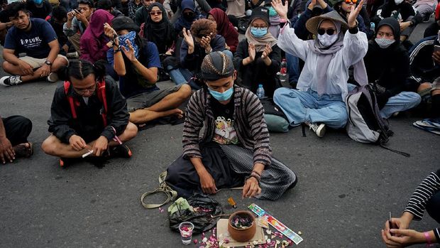 Sejumlah demonstran melakukan aksi demonstrasi saat aksi #jogjamemanggil,  di Bundaran Universitas Gadjah Mada (UGM), Sleman, D.I Yogyakarta, Selasa (20/10/2020). Dalam aksi gabungan mahasisiwa dan pelajar itu mereka menyuarakan penolakan pengesahan Undang-undang Cipta Kerja. ANTARA FOTO/Andreas Fitri Atmoko/hp.