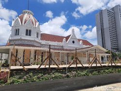 Antisipasi Demo Rusuh, Taman Alun-alun Suroboyo Dipasang Kawat Berduri