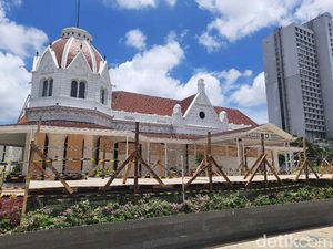 Antisipasi Demo Rusuh, Taman Alun-alun Suroboyo Dipasang Kawat Berduri