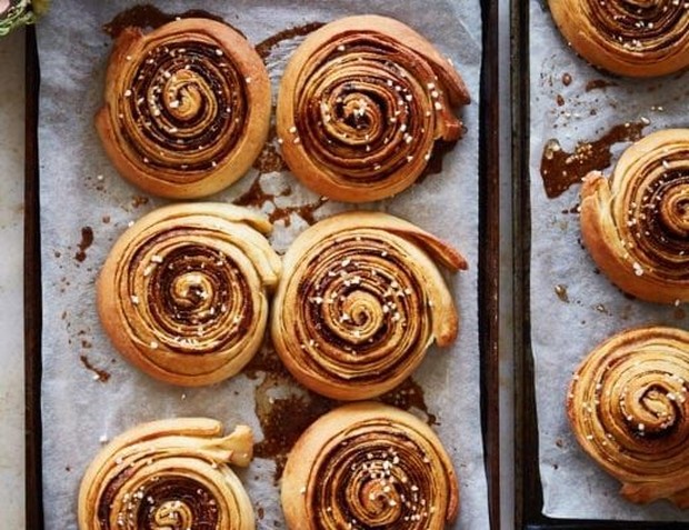 Apple cardamom buns/pinterest.com/izyhossack Membuatnya dengan cara diisi dan digulung, membantu mendapatkan lapisan yang lebih tipis.