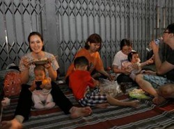 Konglomerat dan Artis yang Doyan Jajan di Kaki Lima