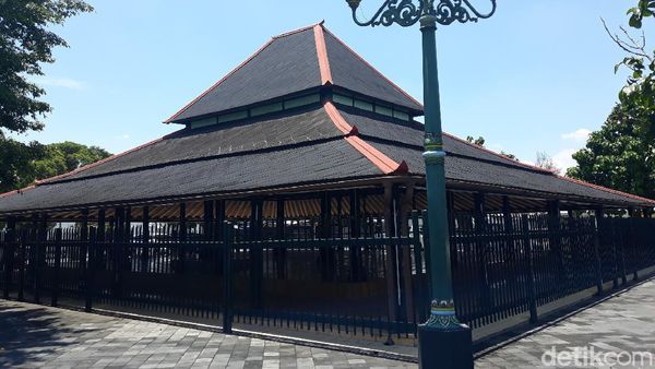 Potret Bangsal Magangan Keraton yang Viral Karena Pilarnya Dililit Ular