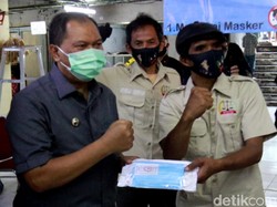Blusukan ke Pasar Tradisional, Oded Bagikan Masker ke Pedagang