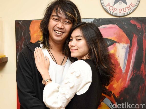 Kemesraan Bojes AFI dan Sang Istri