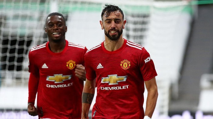 NEWCASTLE UPON TYNE, ENGLAND - OCTOBER 17: Bruno Fernandes of Manchester United celebrates after scoring his teams second goal during the Premier League match between Newcastle United and Manchester United at St. James Park on October 17, 2020 in Newcastle upon Tyne, England. Sporting stadiums around the UK remain under strict restrictions due to the Coronavirus Pandemic as Government social distancing laws prohibit fans inside venues resulting in games being played behind closed doors. (Photo by Alex Pantling/Getty Images)