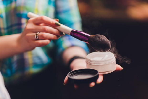 Brush makeup/ sumber: freepik.com Bersihkan brush makeup dengan cara pijat lembut dan perlahan.