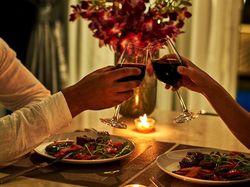 Bukan Romantis, Lampu Remang-remang di Restoran Bikin Makanan Tak Enak