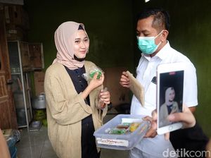 Cawabup Aep Gandeng Selebgram Cantik ke Sentra Industri Kue Karawang