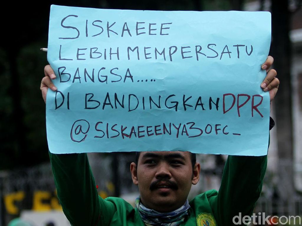 Celoteh Mahasiswa di Patung Kuda Celoteh Mahasiswa di Patung Kuda