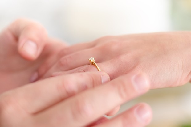 Sebaiknya memilih ukuran cincin pernikahan yang sesuai dengan jari manis.