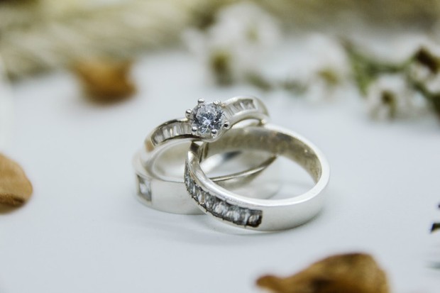 Kamu boleh memilih material cincin pernikahan yang berbeda dengan pasangan