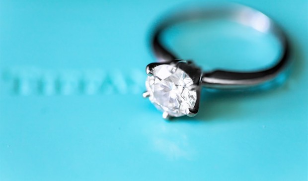 Pastikan membeli cincin pernikahan di toko perhiasan terpercaya.
