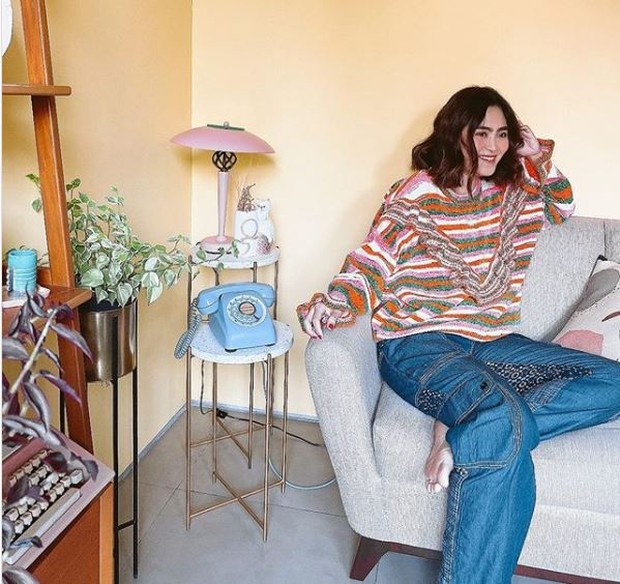 Tampil colorful meski di rumah saja