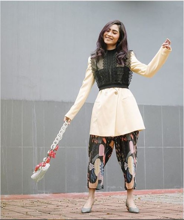 Tampil dengan colorful dengan paduan warna hitam