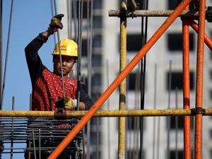 Negara-negara Lain Resesi, Pertumbuhan Ekonomi China Hampir 5 Persen