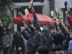 Angkat Sepatu Kiri, Mahasiswa di Bandung Desak Jokowi Keluarkan Perppu Omnibus Law