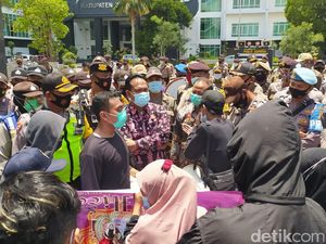 Mahasiswa Lamongan Demo Omnibus Law, Bubar Saat Tak Puas Jawaban Pejabat Mahasiswa Lamongan Demo Omnibus Law, Bubar Saat Tak Puas Jawaban Pejabat