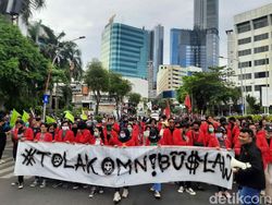 Massa Demo Omnibus Law di Surabaya Disambut Polisi Bagi Masker