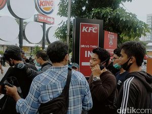 182 Orang Diamankan Demo Omnibus Law di Surabaya Jalani Swab