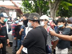 182 Orang Diamankan Demo Omnibus Law di Surabaya, 99 Pelajar