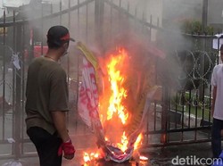 Desak Jokowi Terbitkan Perppu, Mahasiswa Bakar Pagar Gedung DPRD Jabar