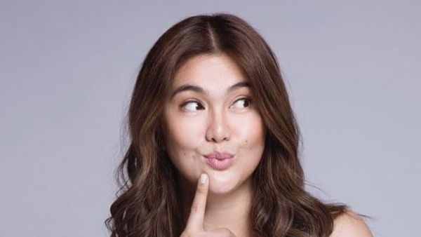 Potret Artis Cantik yang Belikan Rumah 2 Lantai untuk Pembantu Rumah Tangga