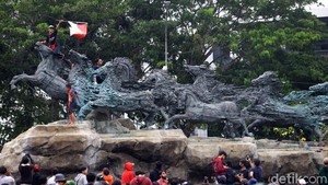 Duh, Massa Aksi Naik-naik ke Patung Kuda