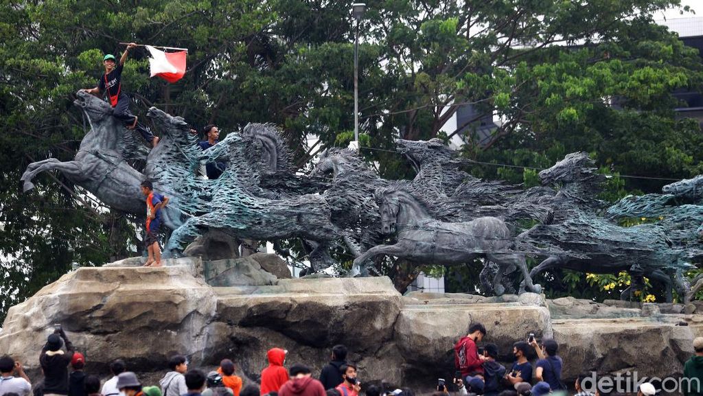 Duh, Massa Aksi Naik-naik ke Patung Kuda Duh, Massa Aksi Naik-naik ke Patung Kuda