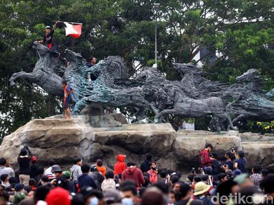 Duh, Massa Aksi Naik-naik ke Patung Kuda