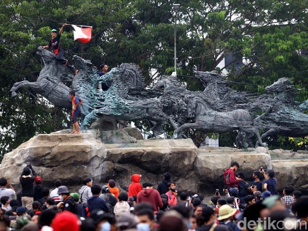 Duh, Massa Aksi Naik-naik ke Patung Kuda