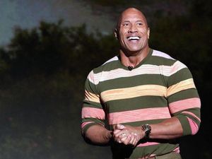 Dwayne Johnson Setop Pakai Pistol Asli saat Syuting Dwayne Johnson Setop Pakai Pistol Asli saat Syuting