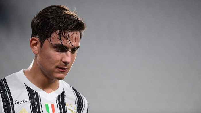 Juventus Argentine forward Paulo Dybala leaves the football pitch during the UEFA Champions League round of 16 second leg football match between Juventus and Olympique Lyonnais (OL), played behind closed doors due to the spread of the COVID-19 infection, caused by the novel coronavirus, at the Juventus stadium, in Turin , on August 7, 2020. (Photo by Miguel MEDINA / AFP)