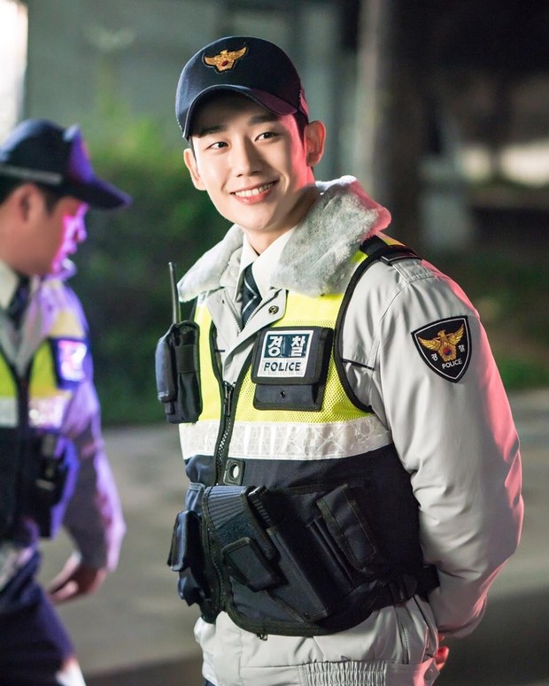 Drama Korea While You Were Sleeping yang dibintangi oleh Jung Hae-in.
