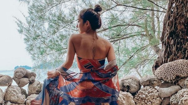 Gisel Pamer Punggung Berotot