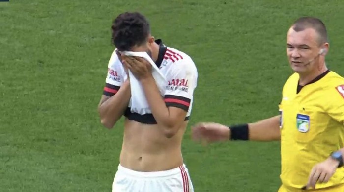 Gustavo Henrique dari tim Flamengo mengalami cedera parah pada alat kelaminnya.