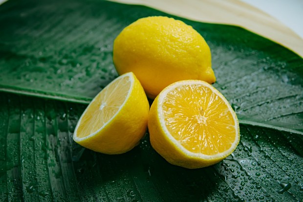 Kandungan astringent dan antibakteri pada lemon dapat mengelupas sel kulit mati, mencegah penyumbatan pori-pori, serta membantu mengurangi peradangan dan beruntusan.