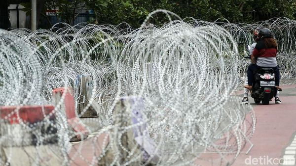 Antisipasi Aksi Anarkis Jalan Merdeka Timur Ditutup Kawat Berduri