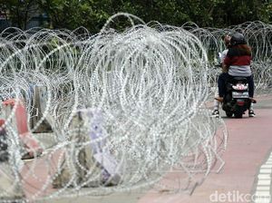 Antisipasi Aksi Anarkis Jalan Merdeka Timur Ditutup Kawat Berduri Antisipasi Aksi Anarkis Jalan Merdeka Timur Ditutup Kawat Berduri