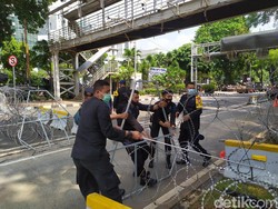 Jelang Demo Mahasiswa, Jalan Medan Merdeka Barat Ditutup Kawat Berduri