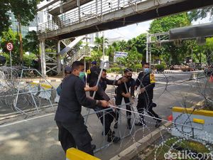 Jelang Demo Mahasiswa, Jalan Medan Merdeka Barat Ditutup Kawat Berduri Jelang Demo Mahasiswa, Jalan Medan Merdeka Barat Ditutup Kawat Berduri