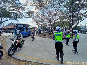 Buruh Kembali Turun Jalan, Petugas Lakukan Pengalihan Arus Garut - Bandung