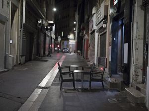 Kasus COVID Hampir 1 Juta, Prancis Perpanjang Jam Malam