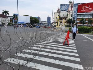 Jelang Demo, Simpang Harmoni Arah Istana Ditutup Kawat Berduri
