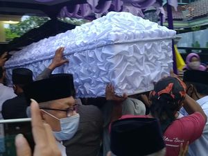 Tangis Duka Keluarga Antar Jenazah Ketua Gerindra Pekalongan ke Pemakaman Tangis Duka Keluarga Antar Jenazah Ketua Gerindra Pekalongan ke Pemakaman