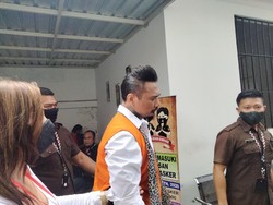 Jerinx Kembali Tak Kenakan Masker Usai Sidang di PN Denpasar