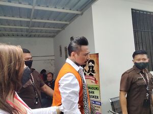 Jerinx Kembali Tak Kenakan Masker Usai Sidang di PN Denpasar Jerinx Kembali Tak Kenakan Masker Usai Sidang di PN Denpasar