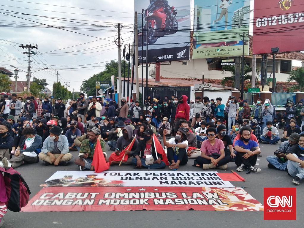Aliansi Rakyat Bergerak (ARB) Yogyakarta kembali menggelar aksi #JogjaMemanggil di bundaran UGM Yogyakarta, pada Selasa (20/10).
